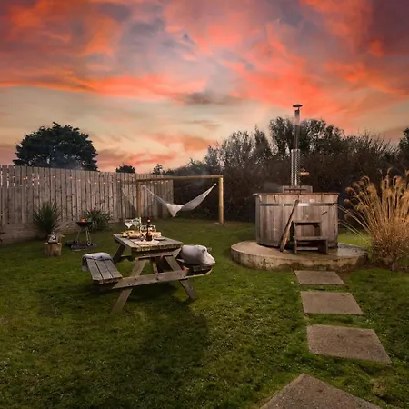 Wheal Jewel- Beautifully Fitted Wooden Lodge Helston Cornwall Exterior photo